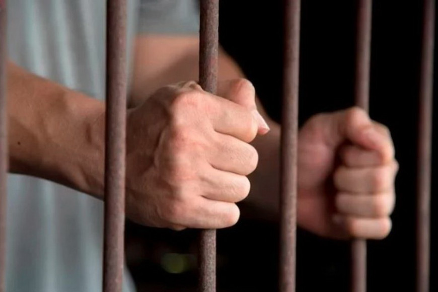 Сначала прострелил ноги, а спустя 12 лет - зарубил: В Молдове суд приговорил мужчину к 21 годам тюрьмы за убийство отца
