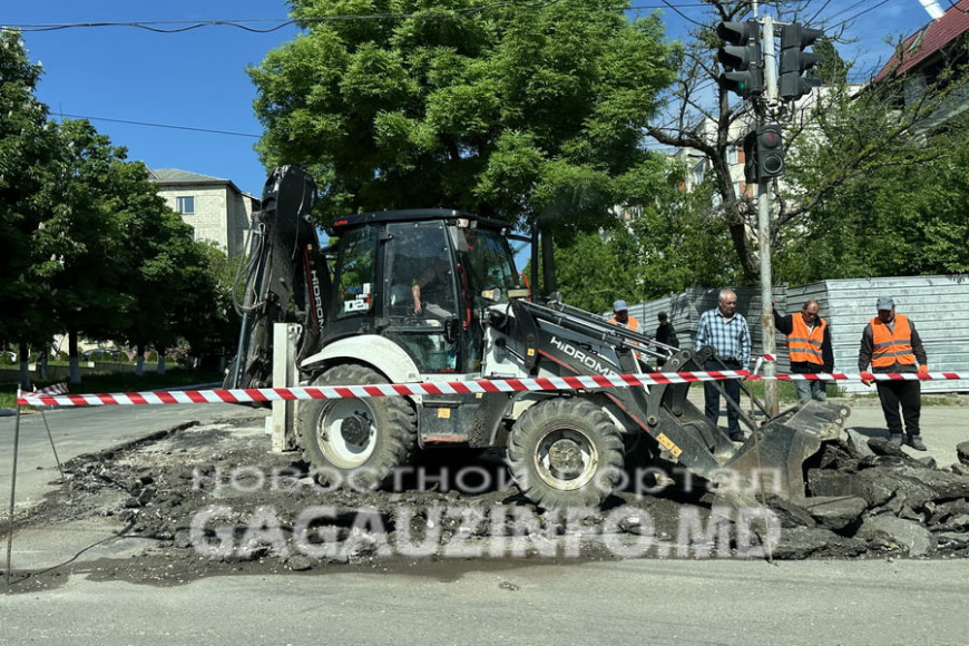 Разбитый участок дороги в Комрате начали восстанавливать