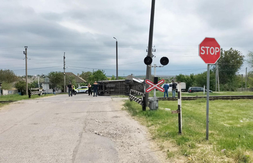 Поезд протаранил микроавтобус на севере Молдовы: пострадали два человека