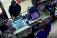 В Кишиневе мужчина с ножом напал на продавца, тащил за волосы ради трех шоколадок и 157 леев