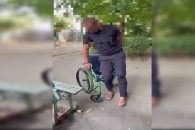 "Чудесное исцеление" прямо на улице: полиция показала, как одноногий мужчина встал с инвалидной коляски