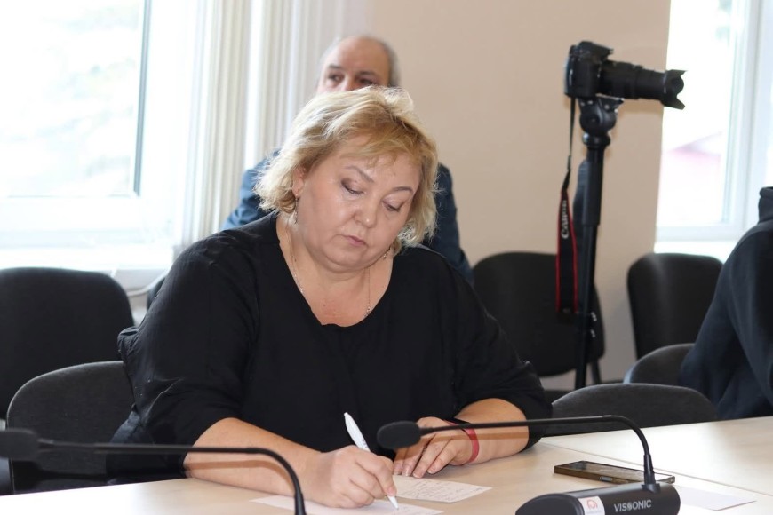Горсоветник обвинила примара Чимишлии в "схемах": из здания старой школы тайком вывезли батареи и трубы