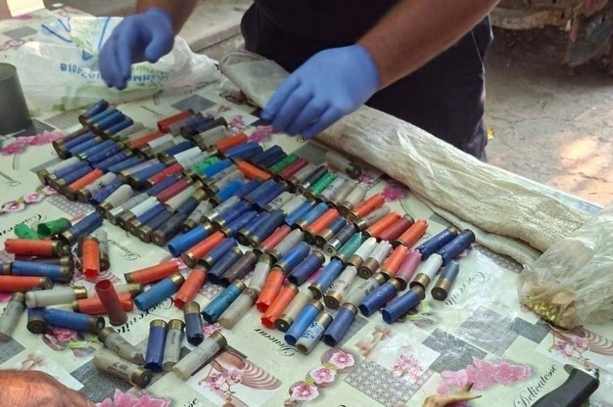 Обыски в Тараклии: найдено нелегальное оружие, боеприпасы и наркотики