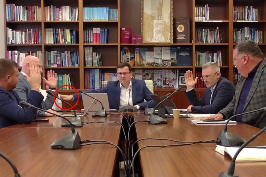 "Свобода" голосования в PAS. Спэтарь ударил Синкевича по руке после того, как тот проголосовал вместе с оппозицией