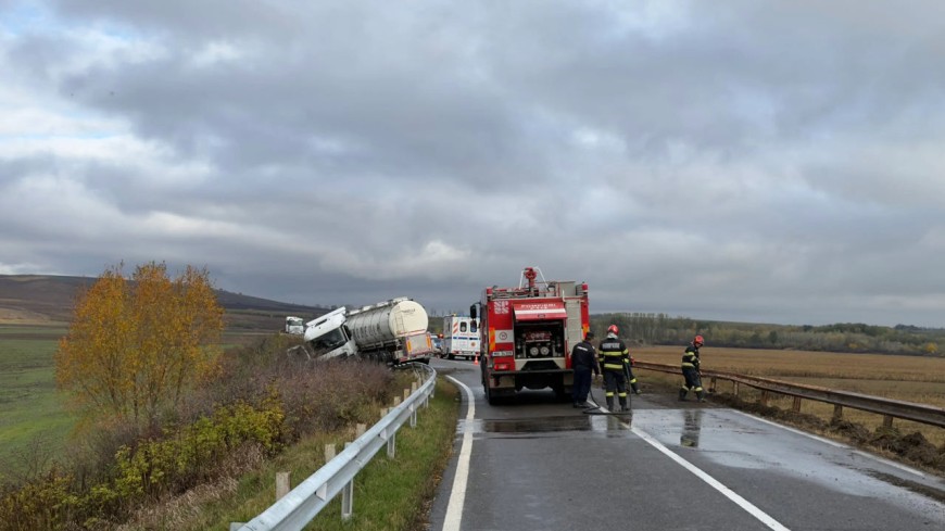 В Румынии перевернулась цистерна с вином: водитель из Молдовы был заблокирован в кабине