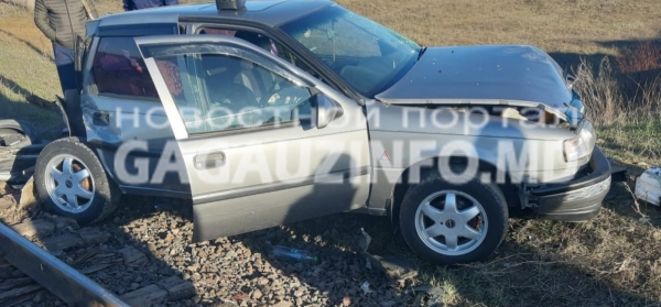 ДТП на переезде в Буджаке: локомотив протаранил автомобиль