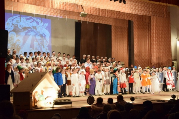 Рождественский концерт в Копчаке. На сцену вышли сотни детей