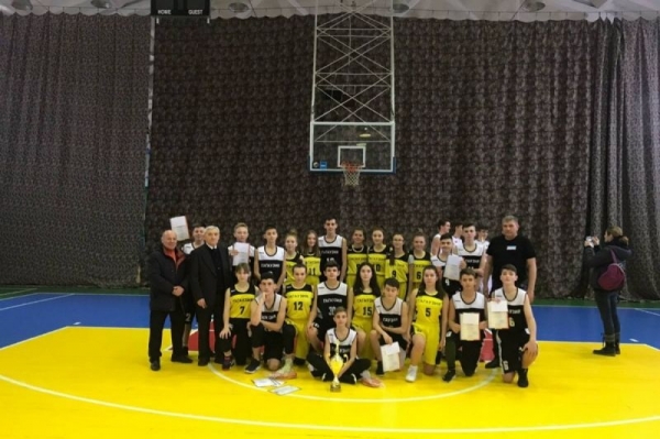Грамоты и призы привезли с соревнований в Кишиневе чадыр-лунгские баскетболисты