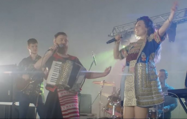 Traka traka evin&#228;. Румынская группа спела гагаузскую новогоднюю песню