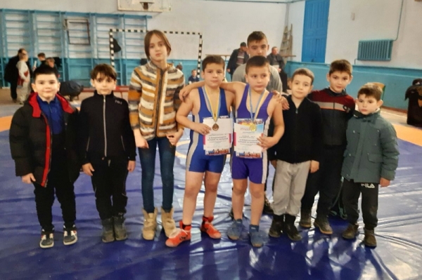 Чадыр-лунгские юные борцы вернулись с соревнований в Украине с медалями