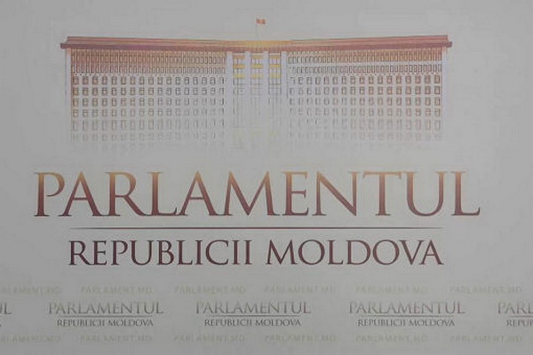 Опрос: В следующий парламент пройдут три партии