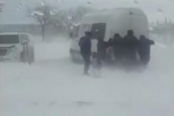 На дороге Вулканешты-Чумай застрявшие в снегу машины помогали вытащить пограничники