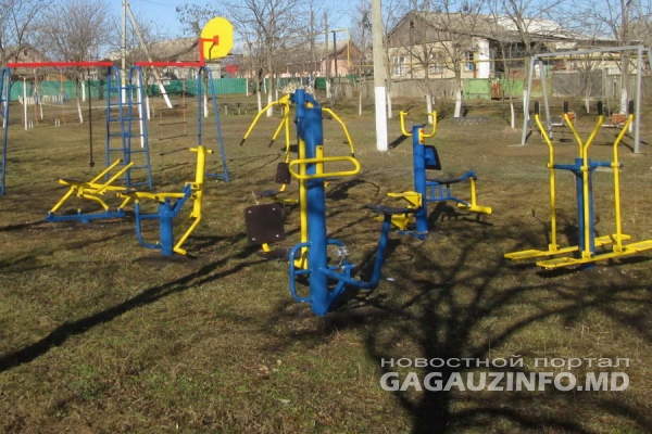 На детской площадке в Кирсово установили новые тренажеры