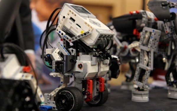 Три лицея из Гагаузии выиграли проект по оснащению комплектами робототехники