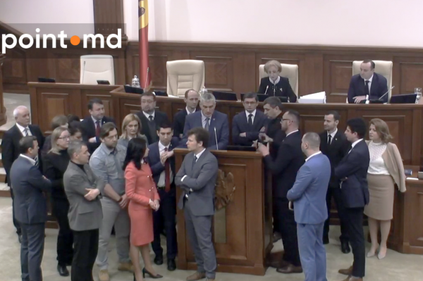 Депутаты заблокировали трибуну парламента, требуя отставки главы МИДа Молдовы