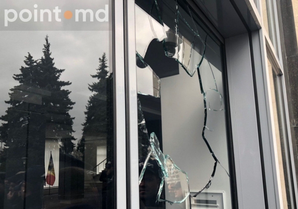 Митинг в Кишиневе: протестующие выбили стекла в здании правительства