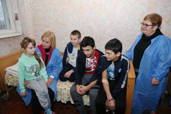 Башкан навестила в больнице учеников из Чок-Майдана