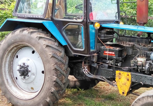 В Джолтае неизвестные украли из трактора аккумулятор