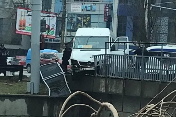 ДТП в Кишиневе: маршрутка едва не рухнула с моста