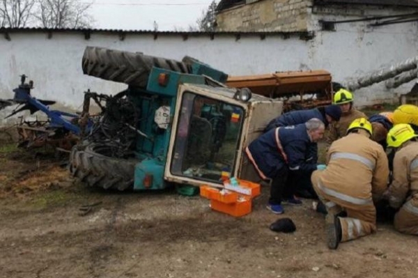В Унгенах мужчину раздавило трактором