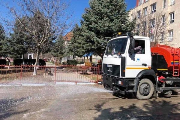 В Чадыр-Лунге идут работы по дезинфекции улиц и детских площадок