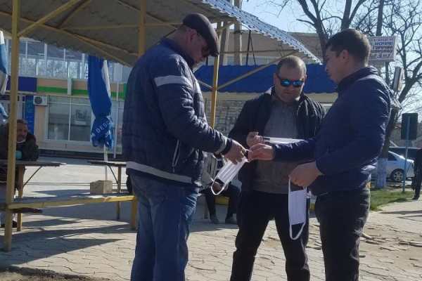 В Чадыр-Лунге раздали желающим первую партию медицинских масок