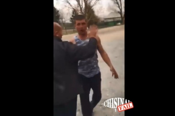 На юге Молдовы мужчина с ножом набросился на людей, требуя алкоголя