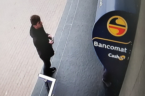 У банкомата в Комрате украли деньги. Полиция ищет человека