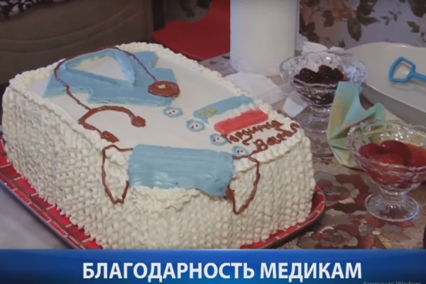 Репортаж: жительница Гагаузии испекла торт врачам, борющимся с коронавирусом в Комрате