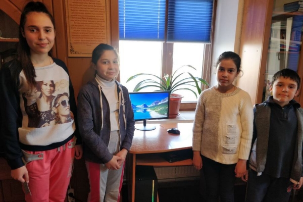 #ПоделисьКомпьютером: многодетная семья из Баурчи получила компьютер от «Асены Текстиль»
