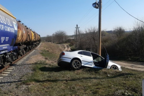 В Леова поезд столкнулся с легковым автомобилем: водитель чудом не пострадал