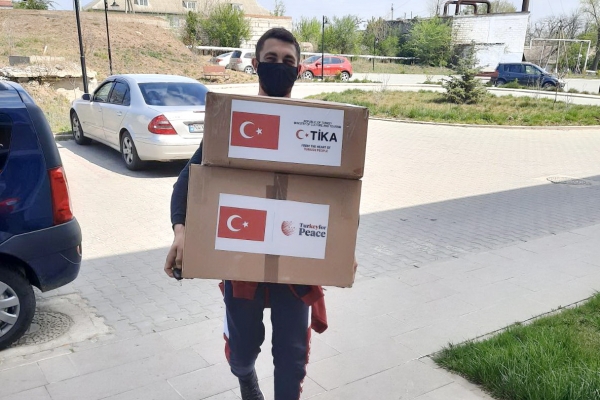 Борьба с коронавирусом: агентство TİKA передало комратской больнице сотни масок и защитных очков