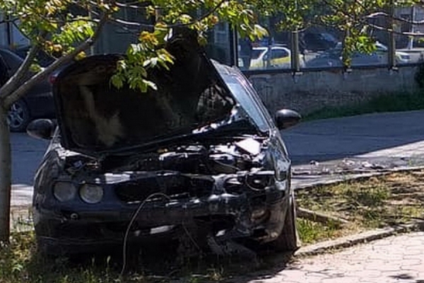 В Комрате автомобиль снес дерево: два человека в больнице