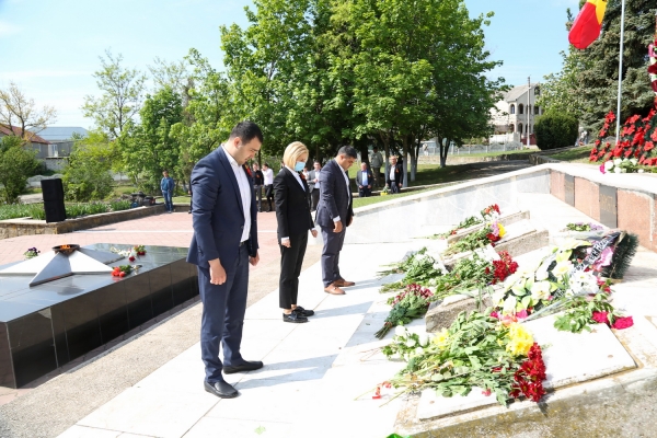 Руководство Гагаузии возложило венки и цветы к Мемориалу воинской славы в Комрате
