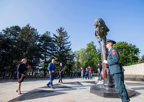 Руководство Молдовы возложило цветы к мемориалу Вечность в  День Победы
