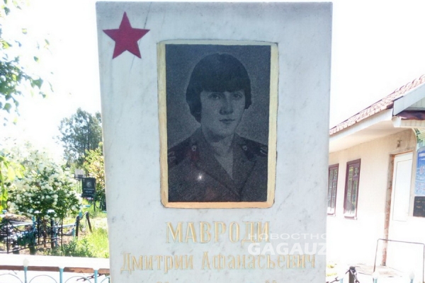 Ветераны войны в Афганистане из Комрата привели в порядок могилу боевого товарища