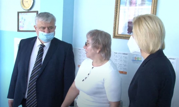 LIVE: Башкан и министр образования посещают лицей М. Еминеску в Комрате