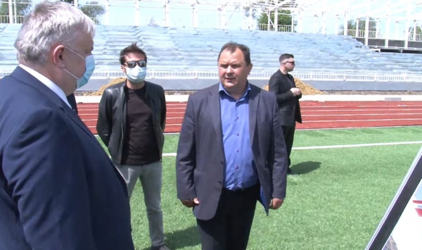 LIVE: Башкан и министр образования посещают строящийся стадион в Комрате
