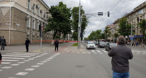 Возле здания МВД саперы обезвредили пакет. Что в нем было?