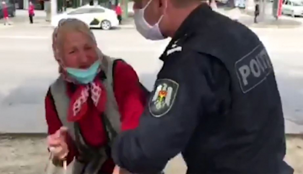 В Кишиневе полицейские жестоко обошлись со старушкой из-за пучка зелени