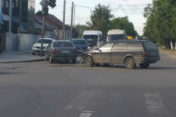 На перекрестке в Комрате дорогу не поделили два автомобиля