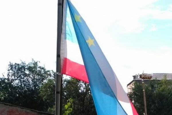 В Чадыр-Лунге во дворе многоэтажных домов подняли гагаузский флаг