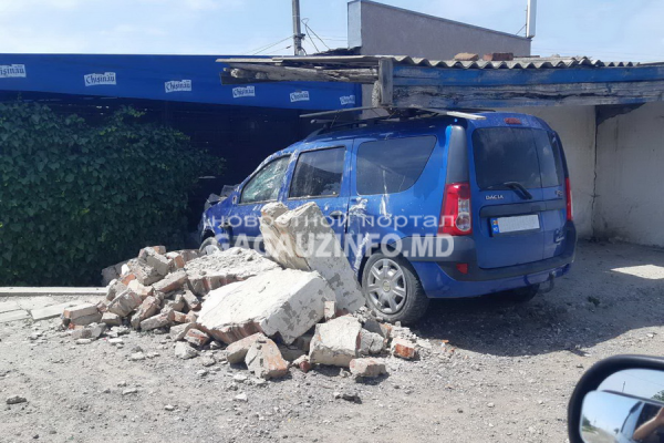 ДТП в Комрате: легковой автомобиль снес остановку
