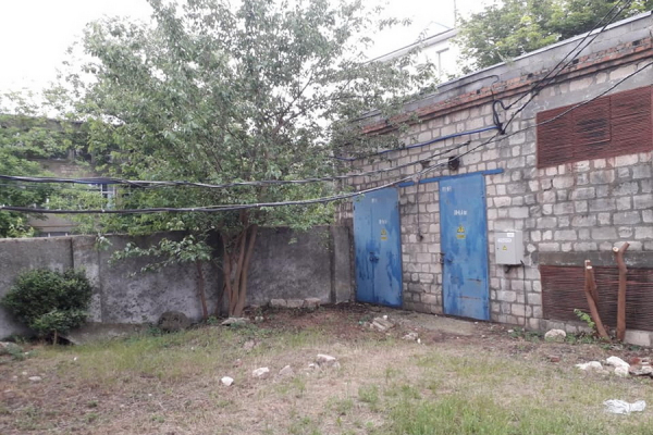 «Блокируется проезд техники». В Premier Energy объяснили причины свисания проводов в училище Комрата