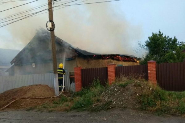 Молния ударила в дом в Тараклии. Пожарные потушили крупный пожар