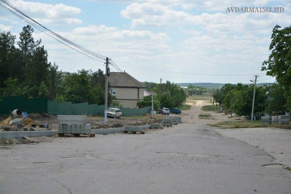 В Авдарме ремонт дороги решили начать с установки бордюров
