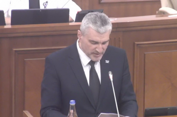 В парламенте выдвинули вотум недоверия правительству Иона Кику