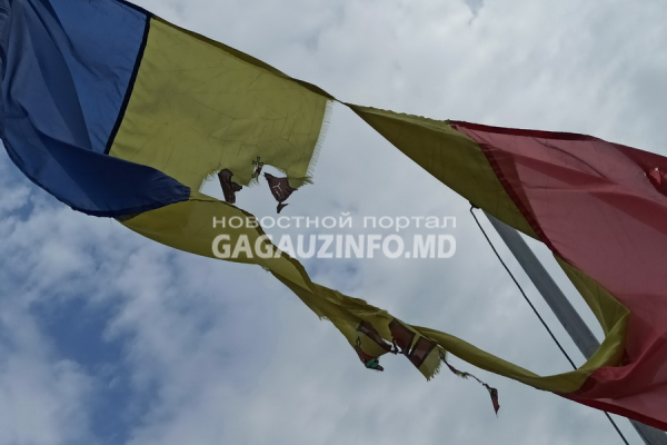 Флаг Молдовы неизвестные осквернили в парке Комрата