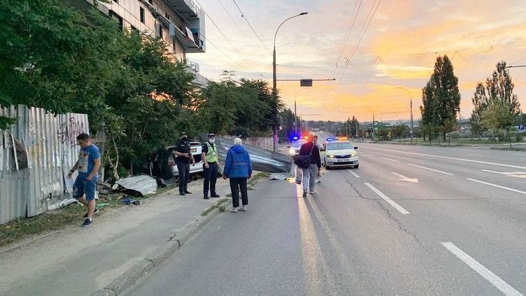 В Кишиневе пьяный таксист устроил ДТП, в котором пострадала беременная