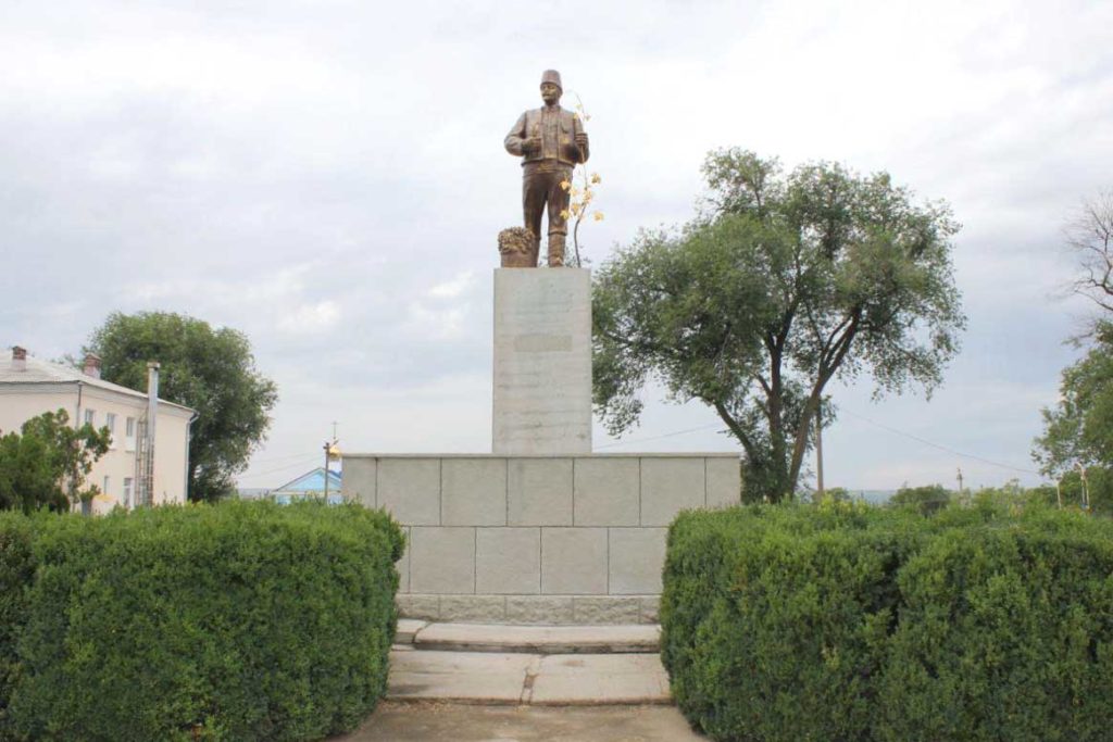 В Болградском районе из памятника Ленину создали образ виноградаря